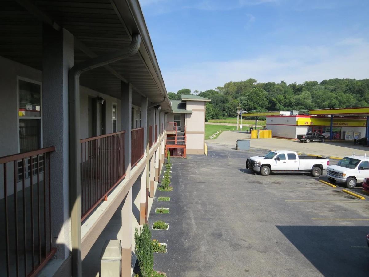 First Western Inn Caseyville Exterior photo